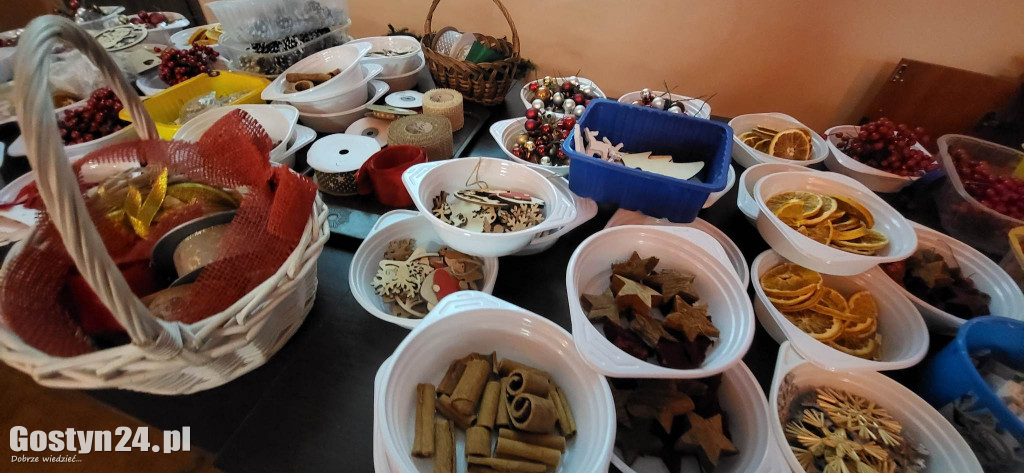 Tworzenie wianków bożonarodzeniowych w MGOK Borek Wlkp.
