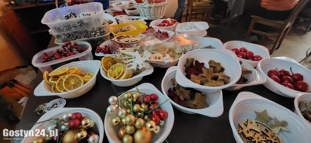 Tworzenie wianków bożonarodzeniowych w MGOK Borek Wlkp.