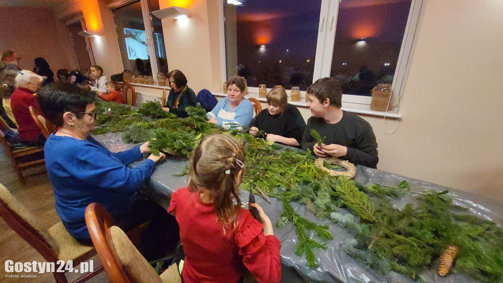 Tworzenie wianków bożonarodzeniowych w MGOK Borek Wlkp.