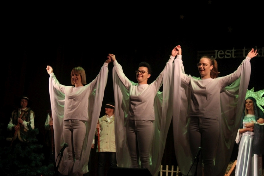 Teatralny spektakl w wykonaniu 