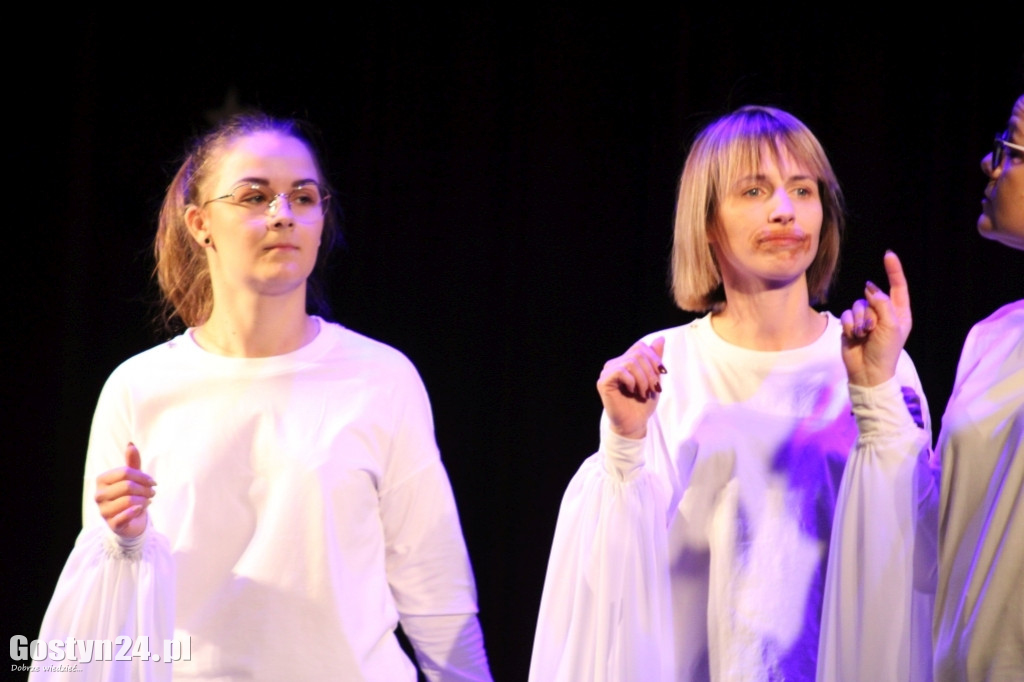 Teatralny spektakl w wykonaniu 