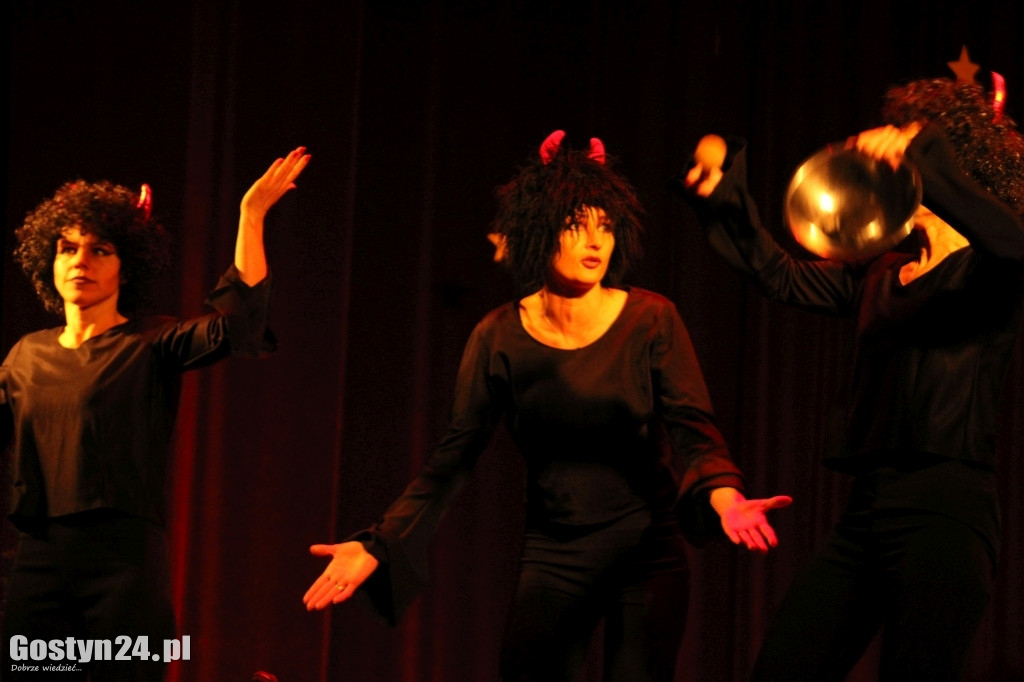 Teatralny spektakl w wykonaniu 