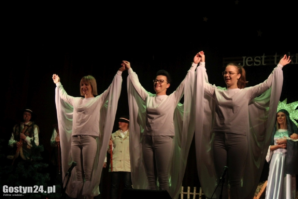 Teatralny spektakl w wykonaniu 