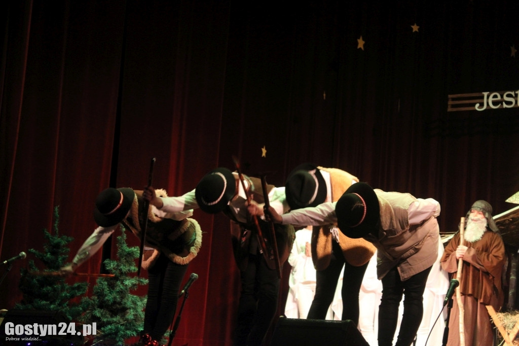 Teatralny spektakl w wykonaniu 