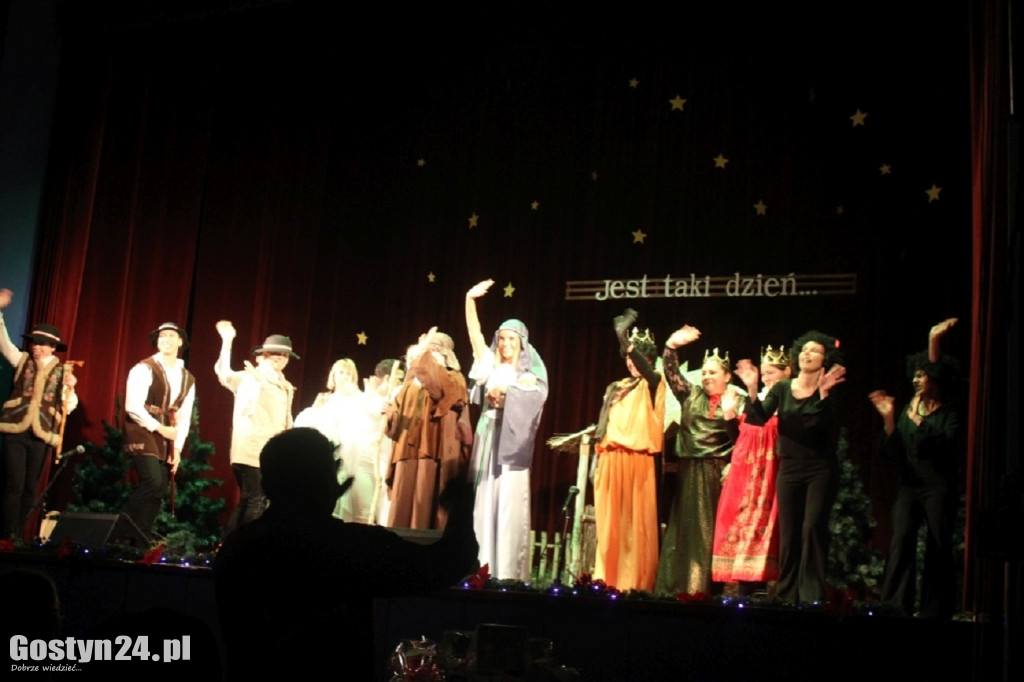 Teatralny spektakl w wykonaniu 