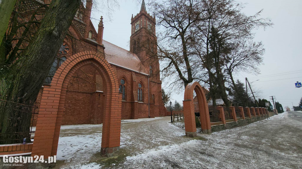 Przy kościele w Nieparcie stanęła żywa szopka