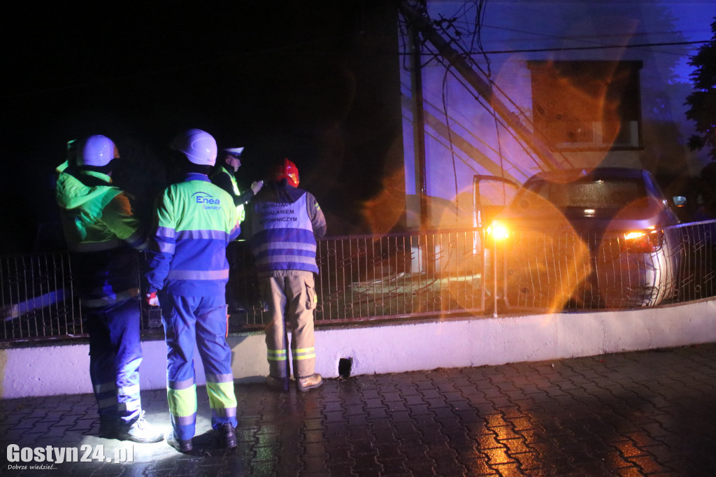 Samochód uderzył w słup energetyczny