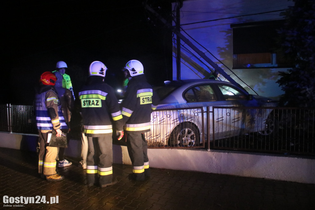 Samochód uderzył w słup energetyczny