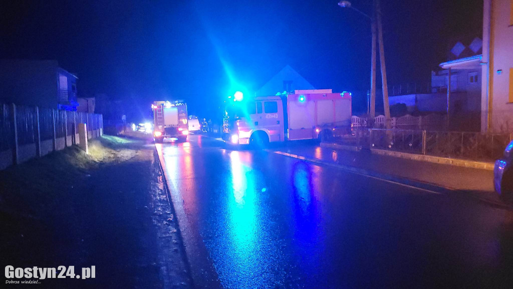 Samochód uderzył w słup energetyczny