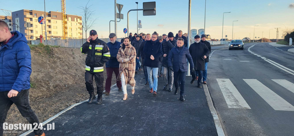 Spacer nową al. Niepodległości w Gostyniu