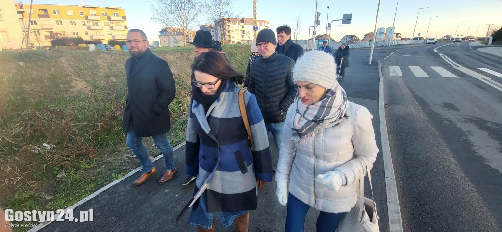 Spacer nową al. Niepodległości w Gostyniu