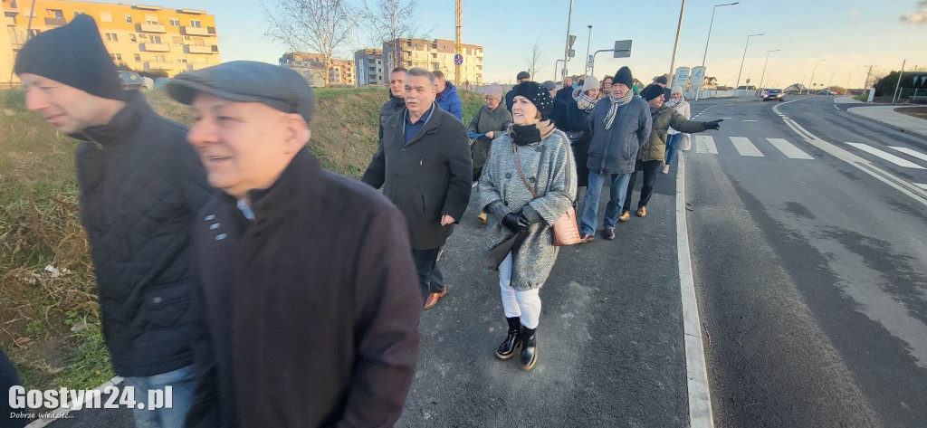 Spacer nową al. Niepodległości w Gostyniu