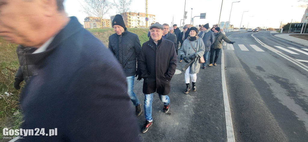 Spacer nową al. Niepodległości w Gostyniu