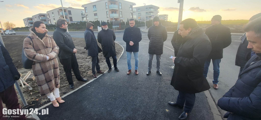 Spacer nową al. Niepodległości w Gostyniu