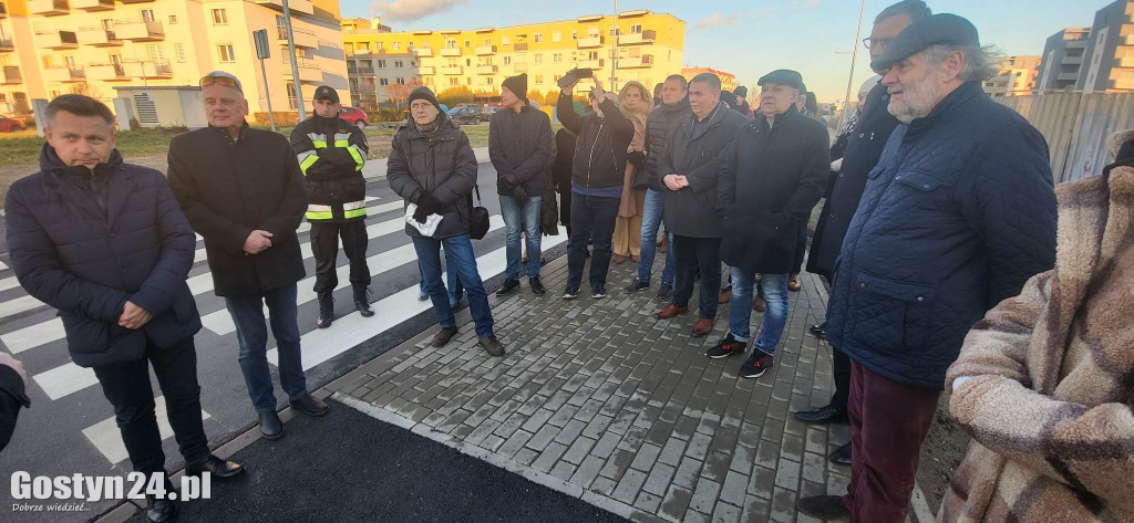 Spacer nową al. Niepodległości w Gostyniu