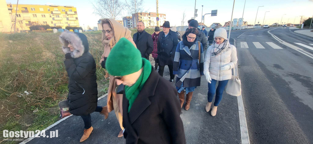 Spacer nową al. Niepodległości w Gostyniu