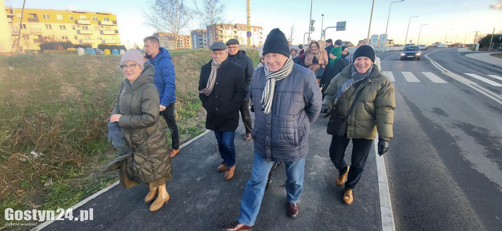 Spacer nową al. Niepodległości w Gostyniu