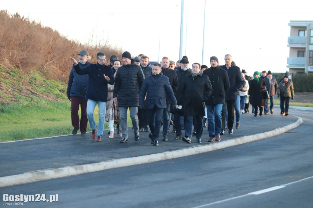 Spacer nową al. Niepodległości w Gostyniu