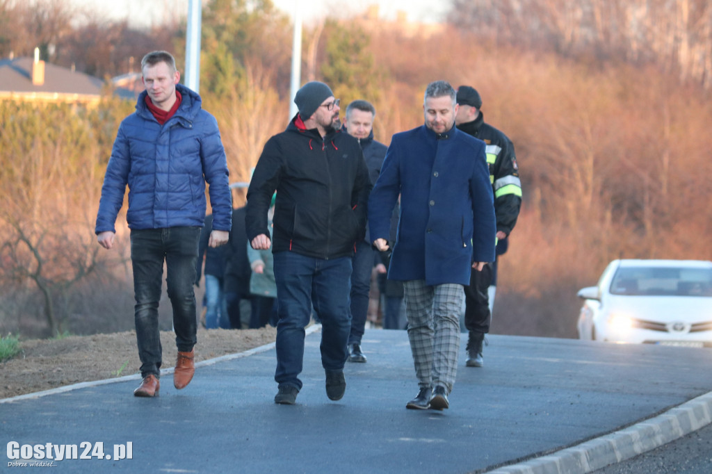 Spacer nową al. Niepodległości w Gostyniu