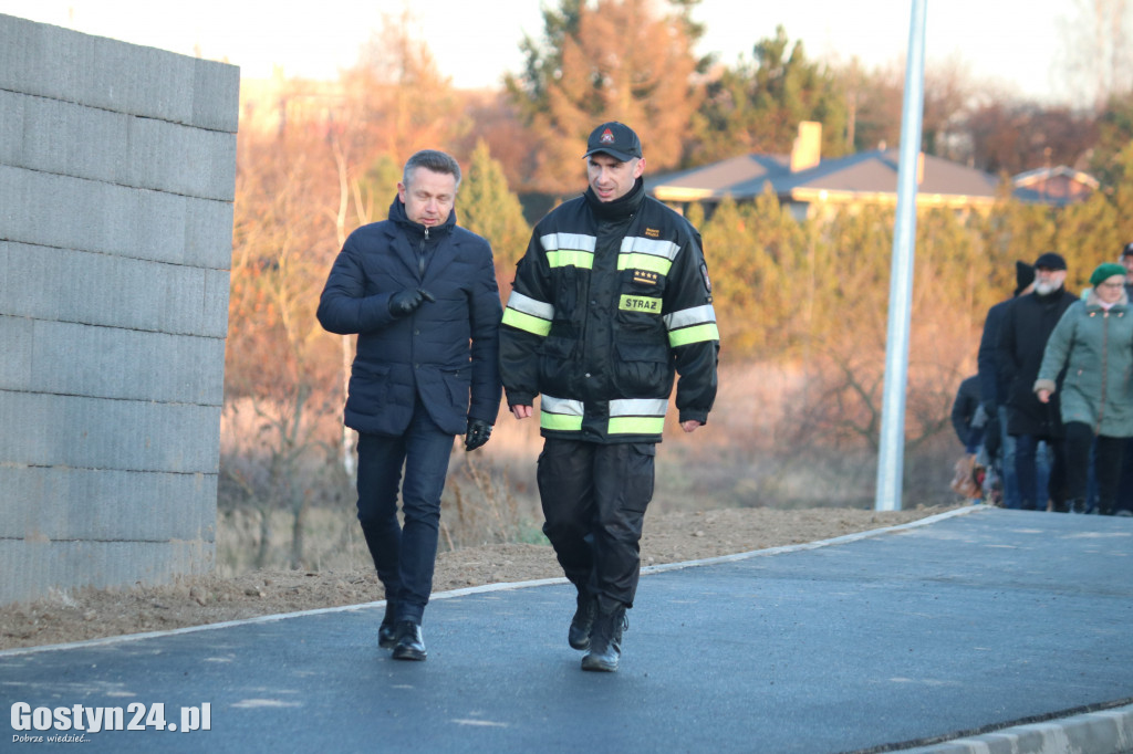 Spacer nową al. Niepodległości w Gostyniu