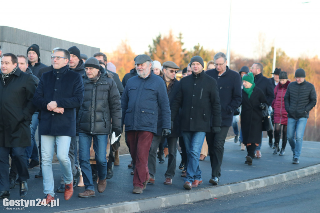 Spacer nową al. Niepodległości w Gostyniu