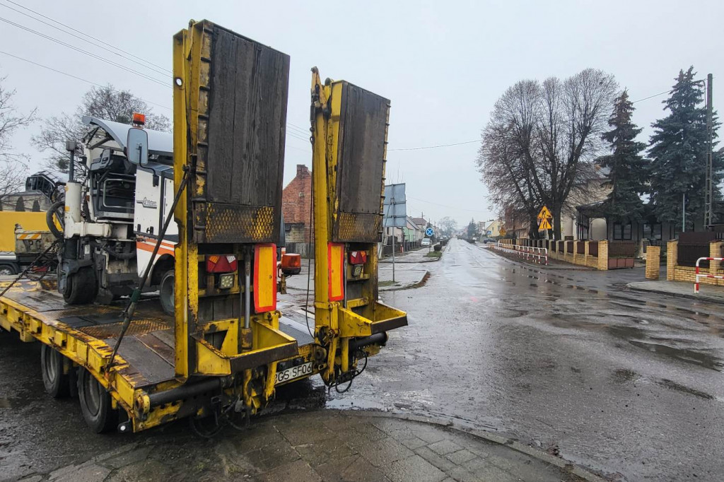 Pierwsze prace przy przebudowie drogi w Brzeziu