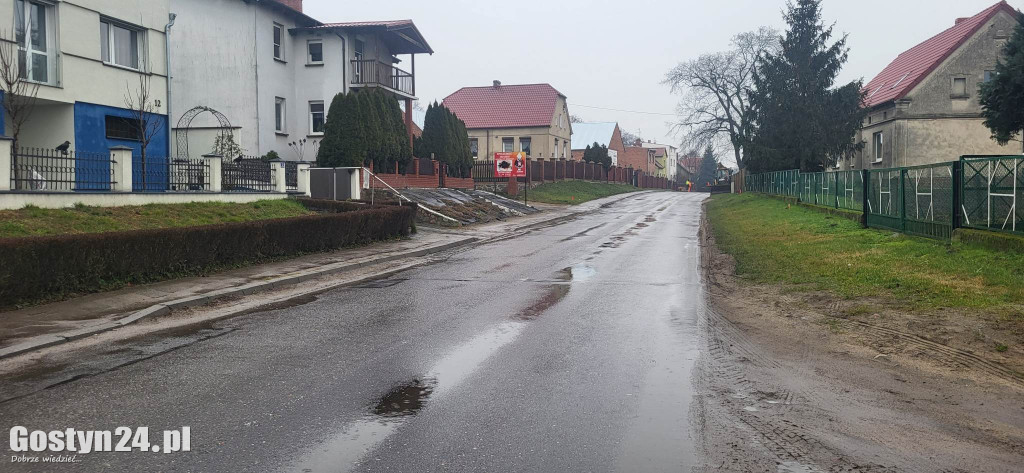 Pierwsze prace przy przebudowie drogi w Brzeziu