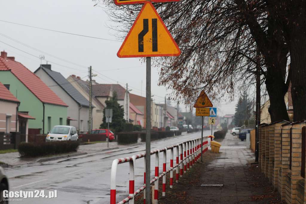 Pierwsze prace przy przebudowie drogi w Brzeziu