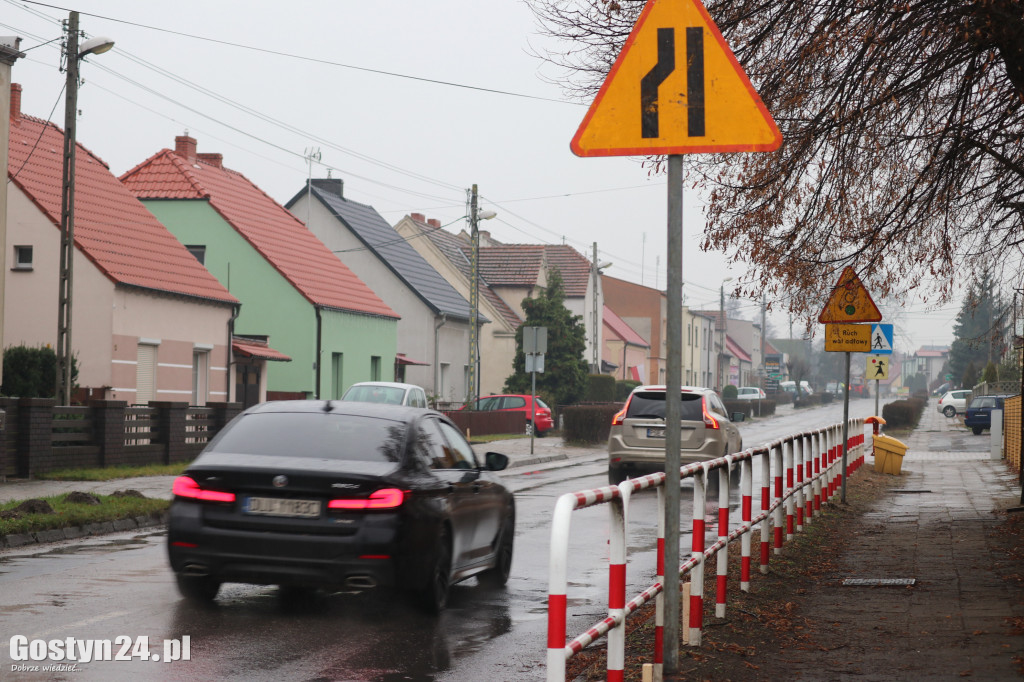 Pierwsze prace przy przebudowie drogi w Brzeziu