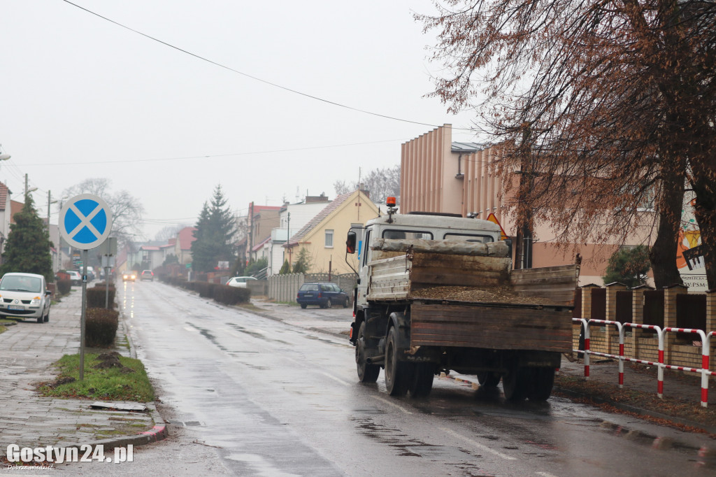 Pierwsze prace przy przebudowie drogi w Brzeziu