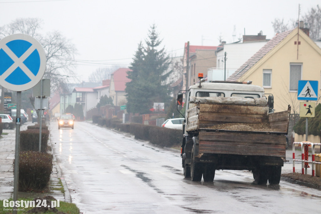 Pierwsze prace przy przebudowie drogi w Brzeziu