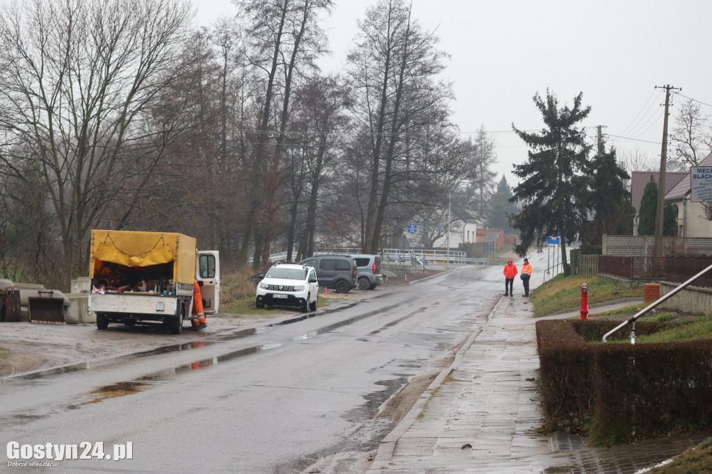 Pierwsze prace przy przebudowie drogi w Brzeziu
