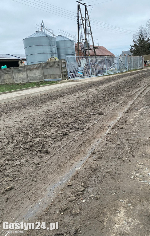 Zabłocona droga w Żychlewie