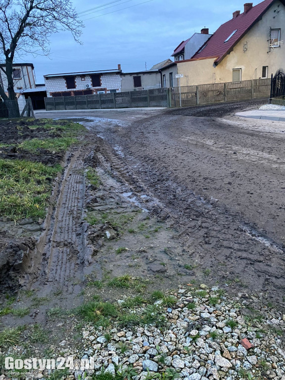 Zabłocona droga w Żychlewie