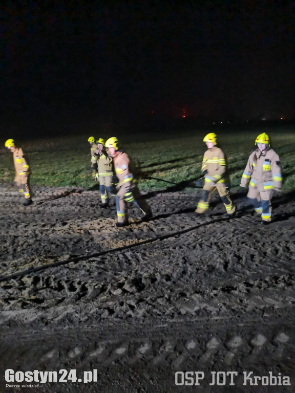 Wieczorny pożar w rejonie farmy w Sarbinowie