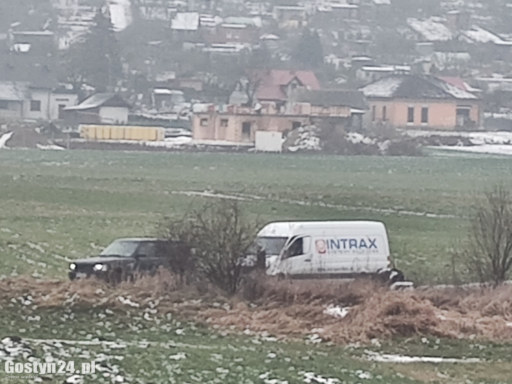 Zdjęcia polnej drogi w Gostyniu, gdzie kierowców prowadzi GPS
