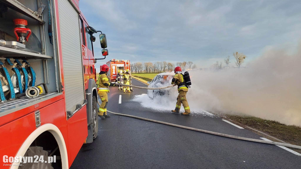 Pożar nieoznakowanego radiowozu na drodze wojewódzkiej 434