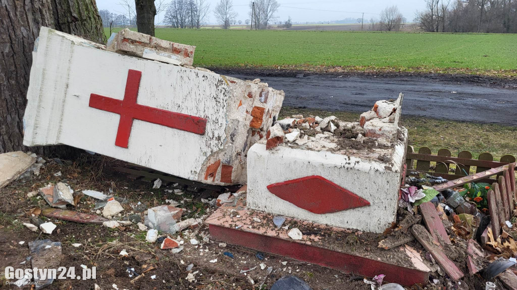 Zniszczona kapliczka w Czarkowie