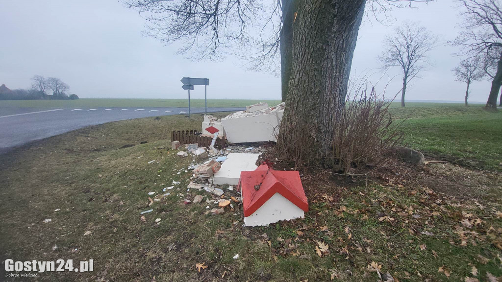 Zniszczona kapliczka w Czarkowie