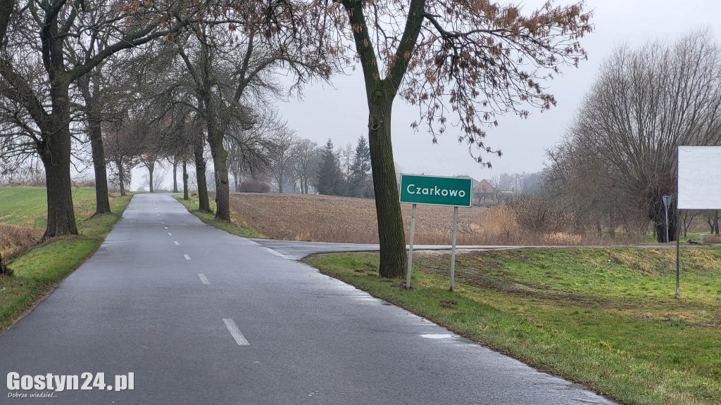 Zniszczona kapliczka w Czarkowie