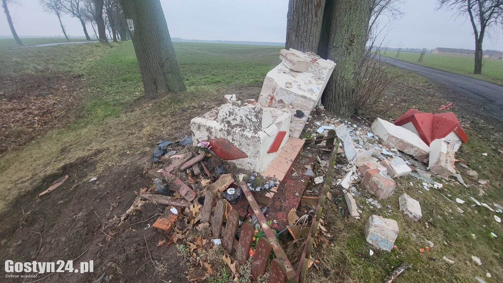Zniszczona kapliczka w Czarkowie