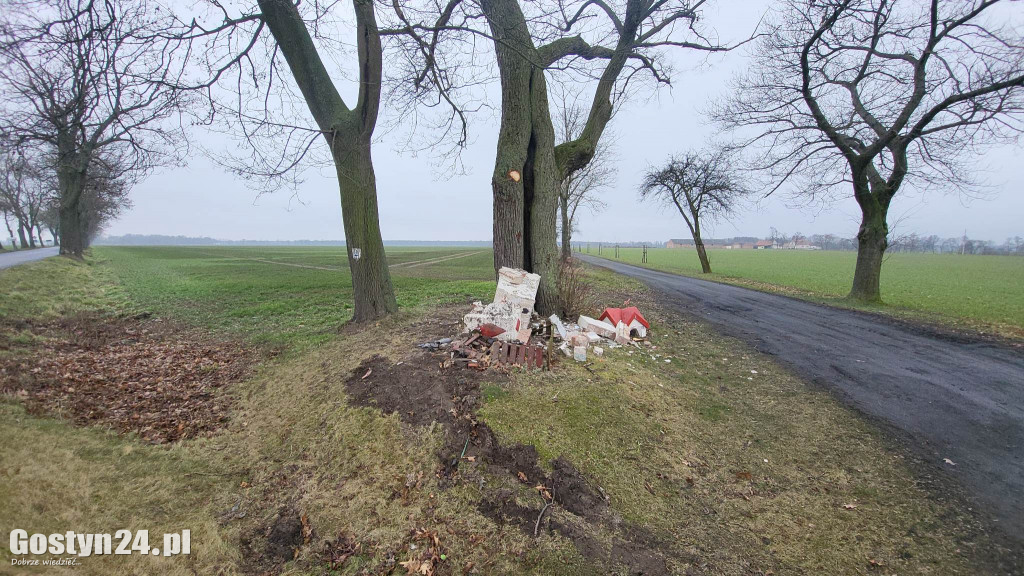 Zniszczona kapliczka w Czarkowie