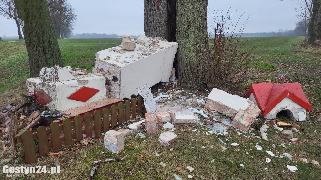 Zniszczona kapliczka w Czarkowie