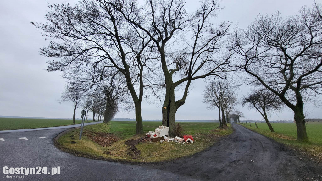 Zniszczona kapliczka w Czarkowie