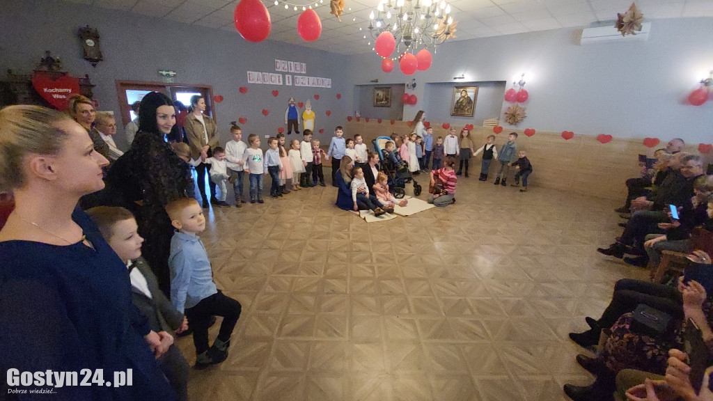 Dzień babci i Dziadka przedszkolaków z placówki MaliWielcy