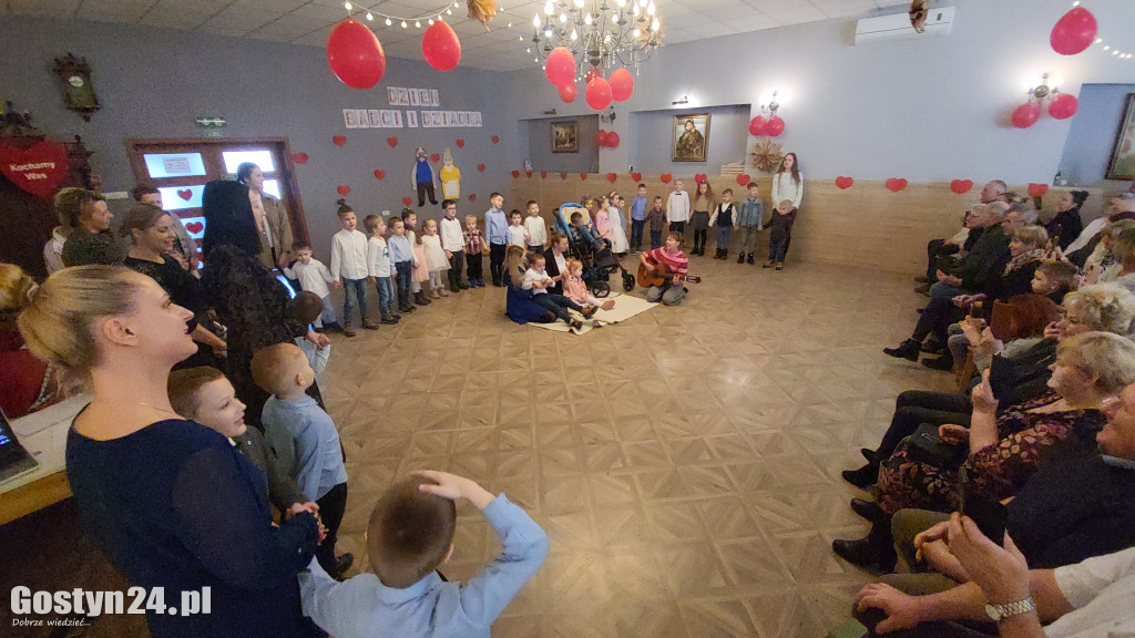 Dzień babci i Dziadka przedszkolaków z placówki MaliWielcy