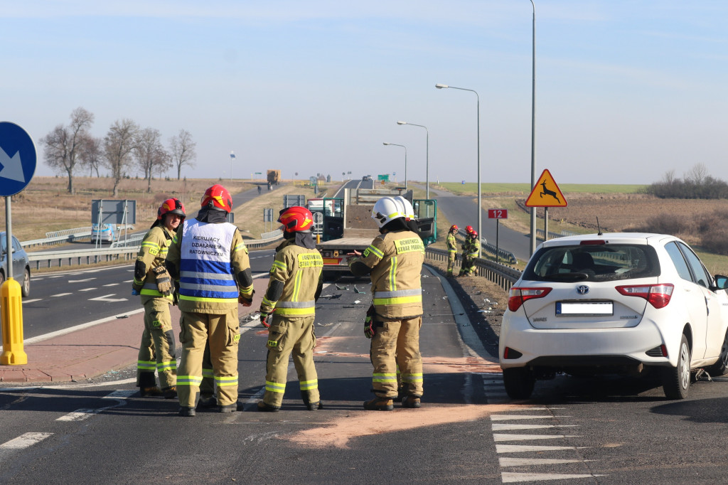 Rozpędzony TIR uderzył w osobową toyotę