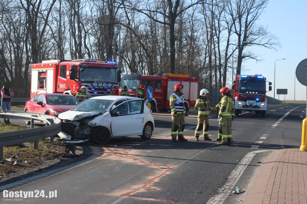 Rozpędzony TIR uderzył w osobową toyotę
