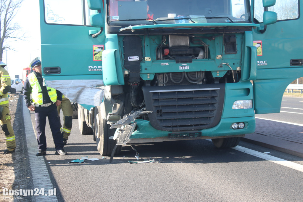 Rozpędzony TIR uderzył w osobową toyotę