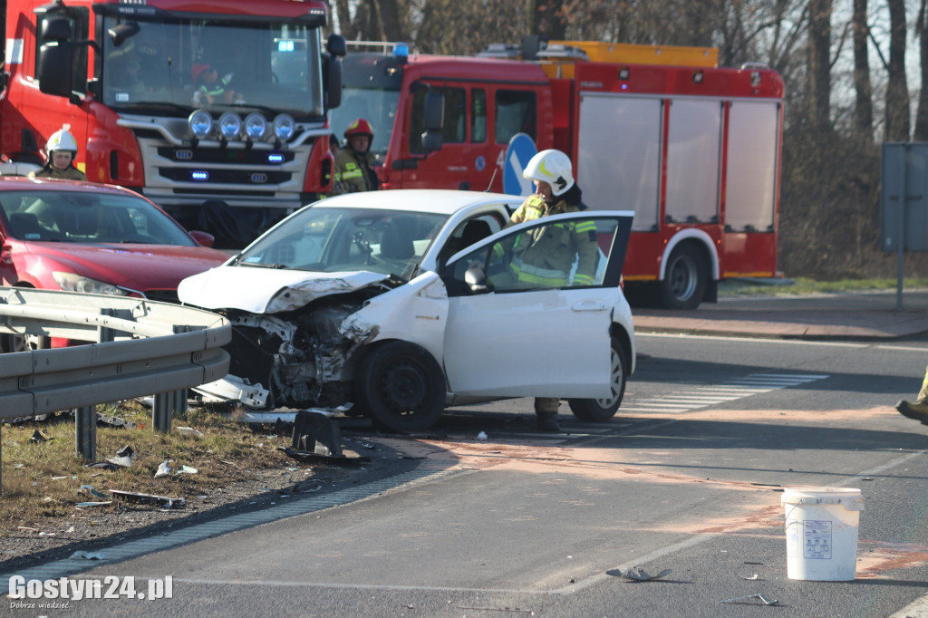 Rozpędzony TIR uderzył w osobową toyotę
